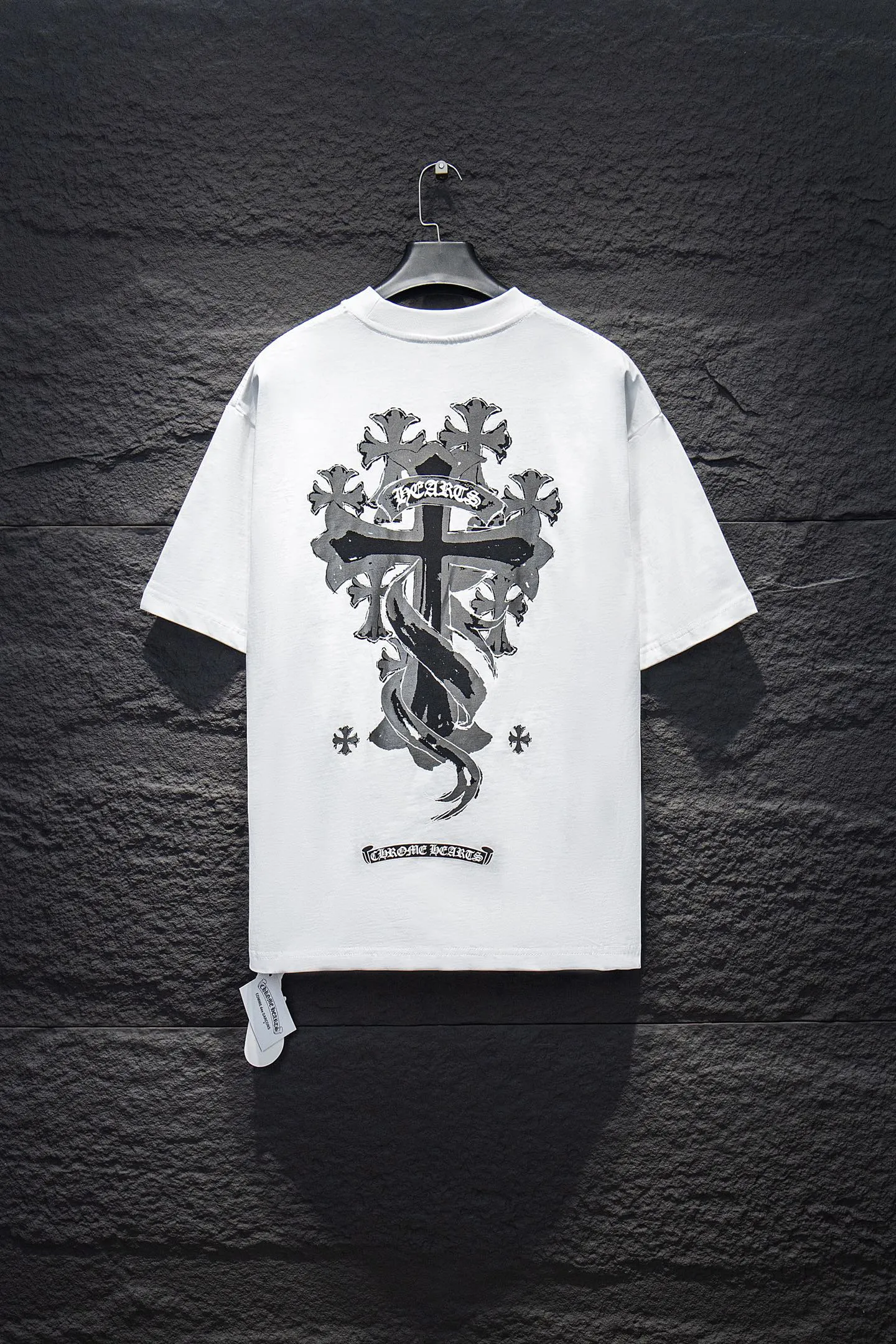 🅿️188 Style No.: 7249# Chrome hearts• 25ss ⚠YB custom-woven and custom-dyed fabrics, colors, prints, styles, accessories, hardware. The fabric is woven by imported machines. The uniqueness of the cloth texture creates a perfect garment effect. The fabric is made of 260-gram net cloth with 320-gram 1*1 ribs. 4-color environmentally friendly custom-dyed fabrics, threads in the same cylinder, no color difference.  Gradient graffiti on garments, hand-made graffiti technology on garments, the details of the collar, pockets, cuffs, and front and rear threads are clearly visible. The printing uses Japanese BROTHER white ink digital direct-injection garment printing. This model is a global limited edition. In order to present a product like a work of art, after a long period of repeated determination of details, a very high-standard garment is presented. The front chest is made of direct-injection printing environmentally friendly glue material, using a mechanized printing process. Mechanical printing has high precision, the positioning accuracy can reach ±0.02mm, and the quality is stable.   The body of the garment is processed with hand-nailed hardware elements, which greatly increases the interest of the garment and creates a unique visual effect. The special washing effect creates a unique aged effect.  Croix Heart Short Sleeve must be the first short-sleeved piece in spring and summer that blurs the boundaries of unisex style. It has a classic dropped shoulder oversize version and a loose and casual upper body.  Color: Black White Size: S M L XL